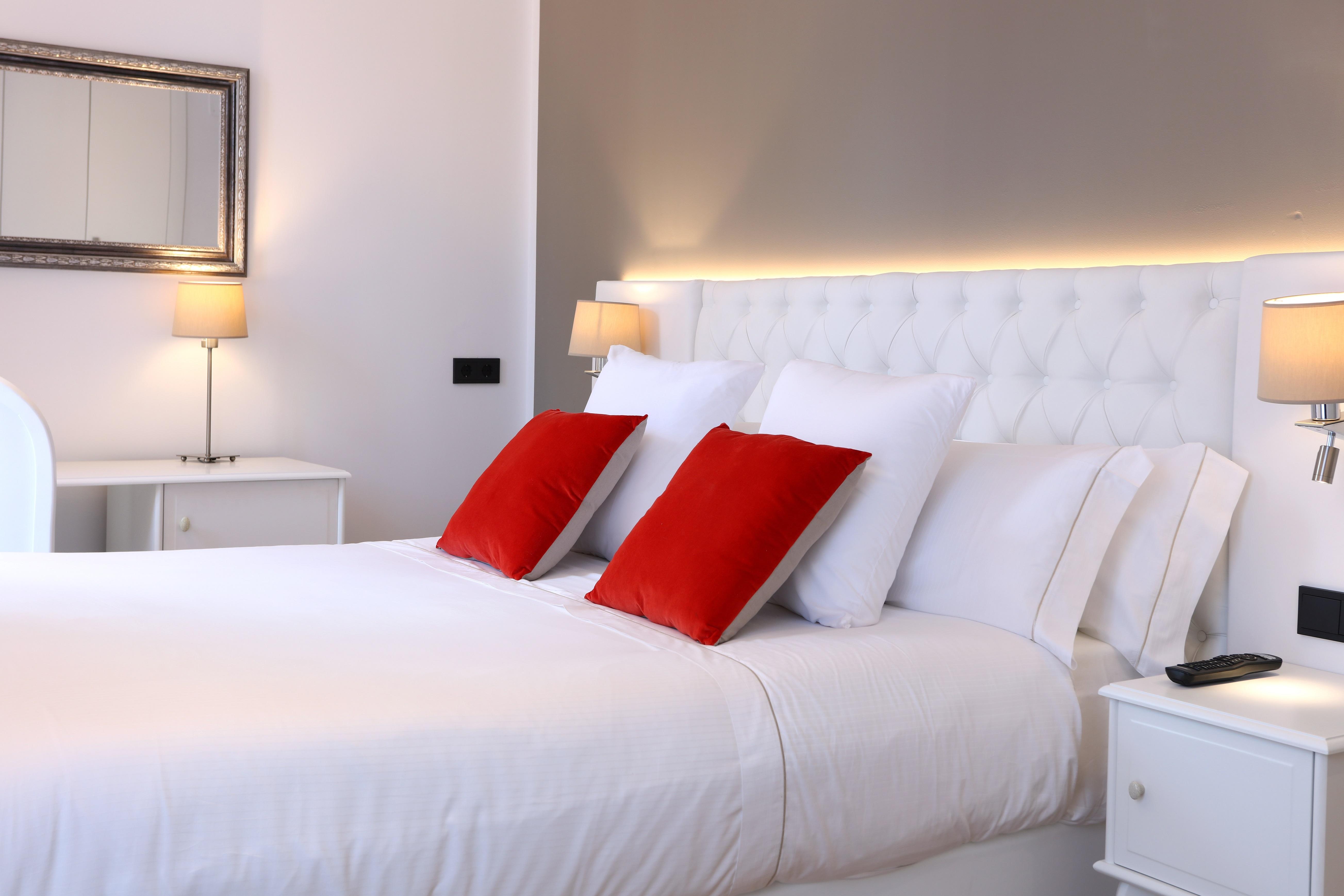 Bo Hotel Palma Екстер'єр фото A bedroom in a luxury hotel in Italy.