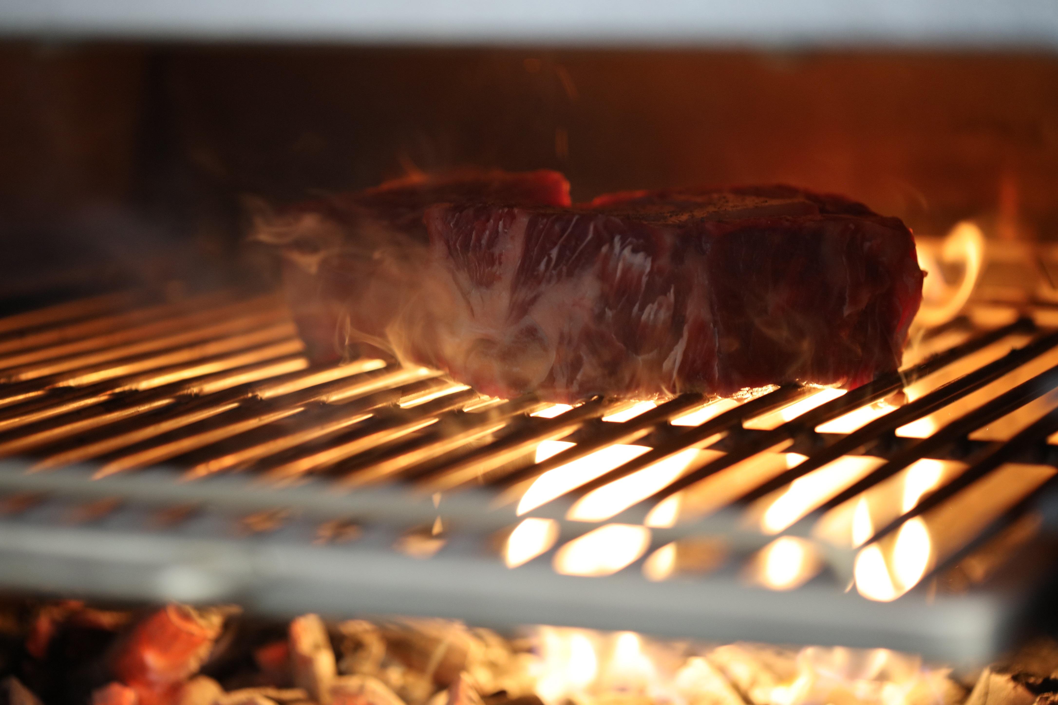 Bo Hotel Palma Екстер'єр фото A steak being cooked on a barbecue.